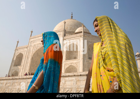 Les femmes en costume traditionnel devant le Taj Mahal, UNESCO World Heritage Site, Agra, Uttar Pradesh, Inde, Asie Banque D'Images