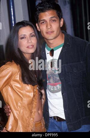 26 janvier 2006 - Hollywood, Californie, États-Unis - Lara Croft Tomb Raider EN PREMIÈRE MONDIALE AU THÉÂTRE WESTWOOD VILLAGE CA 05-11-2001.EVA LONGORIA ET NICHOLAS GONZALEZ.(Image Crédit : © Ed Geller/Photos/ZUMAPRESS.com) Globe Banque D'Images