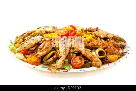 Assiette remplie de légumes salade de riz au poulet et isolated over white Banque D'Images