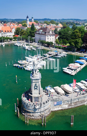 Vue du phare sur le port avec la sculpture du lion de Bavière, le lac de Constance, Lindau, Bavière, Allemagne Banque D'Images