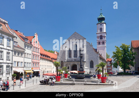 Fontaine à la place du marché avec l'église Saint Stéphane Kirche, Lindau, Lac de Constance (Bodensee), Bavaria, Germany, Europe Banque D'Images