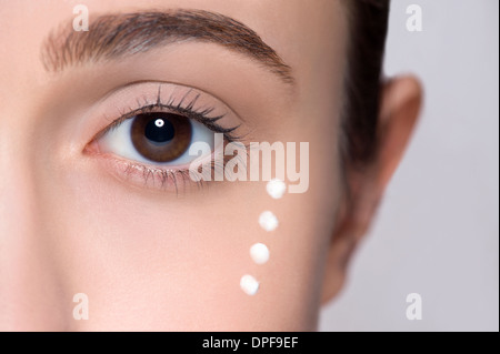 Portrait studio shot of young woman's eye Banque D'Images