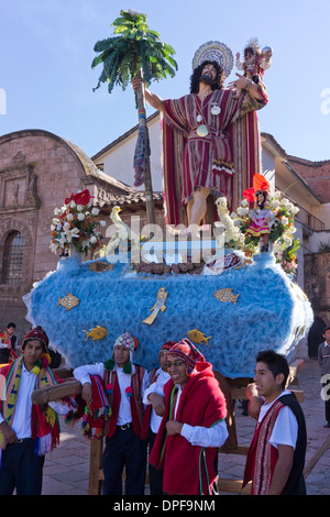 La fête du Corpus Christi, la plus importante fête religieuse au Pérou, qui a eu lieu à Cuzco, Pérou, Amérique du Sud Banque D'Images