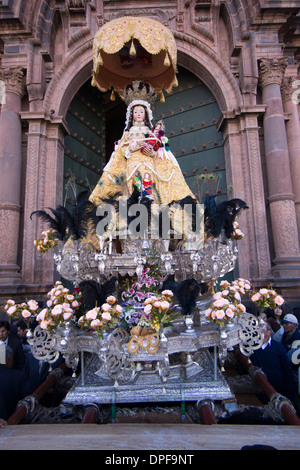 La fête du Corpus Christi, la plus importante fête religieuse au Pérou, qui a eu lieu à Cuzco, Pérou, Amérique du Sud Banque D'Images