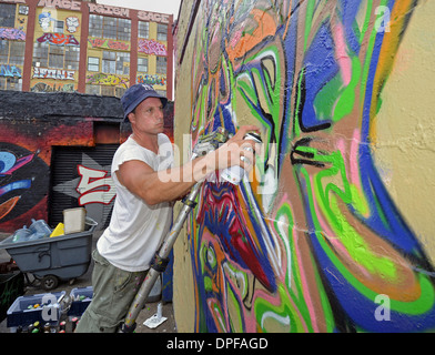 Portrait de l'artiste graffiti travaillant sur un morceau à 5 Pointz à Long Island City, Queens, New York Banque D'Images