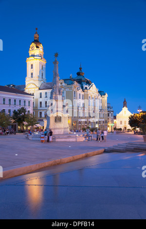 La place Szechenyi au crépuscule, Pecs, Southern Transdanubia, Hongrie, Europe Banque D'Images