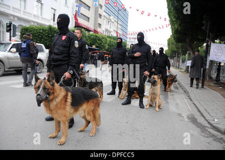 Tunis, Tunisie. 14 janvier 2014. Les membres de la sécurité guard pendant un rassemblement marquant le troisième anniversaire du soulèvement qui a renversé l'ancien chef de l'homme fort Zine El Abidine Ben Ali à Tunis, capitale de la Tunisie, le 14 janvier, 2014. Les Tunisiens sont marquant le troisième anniversaire de la révolution, dans un climat d'incertitude marquée par des tensions sociales, la faiblesse de l'économie, sur les menaces de jihadistes et une impasse politique. Source : Xinhua/Alamy Live News Banque D'Images