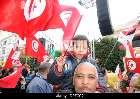 Tunis, Tunisie. 14 janvier 2014. Peuple tunisien prendre part à une manifestation marquant le troisième anniversaire du soulèvement qui a renversé l'ancien chef de l'homme fort Zine El Abidine Ben Ali à Tunis, capitale de la Tunisie, le 14 janvier 2014. Les Tunisiens sont marquant le troisième anniversaire de la révolution, dans un climat d'incertitude marquée par des tensions sociales, la faiblesse de l'économie, sur les menaces de jihadistes et une impasse politique. Source : Xinhua/Alamy Live News Banque D'Images