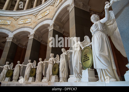 Des statues dans la Befreiungshalle (Hall de la libération) sur le mont Michelsberg au-dessus de la ville de Kelheim, Bavaria, Germany, Europe Banque D'Images