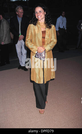 Le 29 août 2006 - Hollywood, Californie, États-Unis - K22741EG.H.B.O. BAND OF BROTHERS en première mondiale au Hollywood Bowl à Hollywood en Californie 08-29-2001.JULIA LOUIS-DREYFUS. - Crédit photos(Image : © Ed Geller/Globe Photos/ZUMAPRESS.com) Banque D'Images