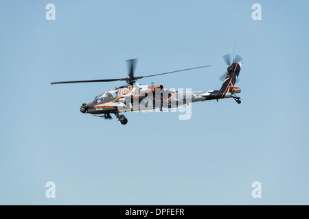 L'équipe de démonstration de la Force aérienne royale néerlandaise d'hélicoptères d'attaque Apache dans travail de peinture spéciale centenaire s'affiche en 2013 RIAT Banque D'Images