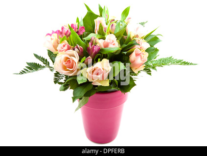 Bouquet avec différentes sortes de fleurs colorées dans un vase rose Banque D'Images