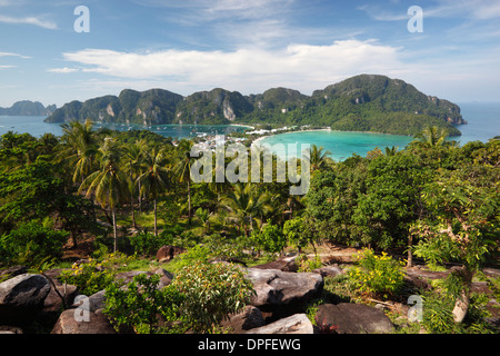 Ao Ton Sai et Ao Dalam de baies de vue, Koh Phi Phi, province de Krabi, Thaïlande, Asie du Sud, Asie Banque D'Images