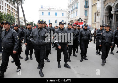 Tunis, Tunisie. 14 janvier 2014. Les membres de la sécurité patrouille pendant un rassemblement marquant le troisième anniversaire du soulèvement qui a renversé l'ancien chef de l'homme fort Zine El Abidine Ben Ali à Tunis, capitale de la Tunisie, le 14 janvier, 2014. Les Tunisiens sont marquant le troisième anniversaire de la révolution, dans un climat d'incertitude marquée par des tensions sociales, la faiblesse de l'économie, sur les menaces de jihadistes et une impasse politique. Source : Xinhua/Alamy Live News Banque D'Images