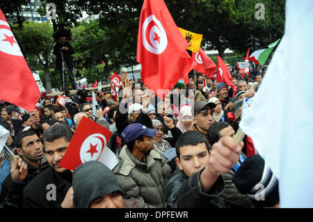 Tunis, Tunisie. 14 janvier 2014. Peuple tunisien prendre part à une manifestation marquant le troisième anniversaire du soulèvement qui a renversé l'ancien chef de l'homme fort Zine El Abidine Ben Ali à Tunis, capitale de la Tunisie, le 14 janvier, 2014. Les Tunisiens sont marquant le troisième anniversaire de la révolution, dans un climat d'incertitude marquée par des tensions sociales, la faiblesse de l'économie, sur les menaces de jihadistes et une impasse politique. Source : Xinhua/Alamy Live News Banque D'Images