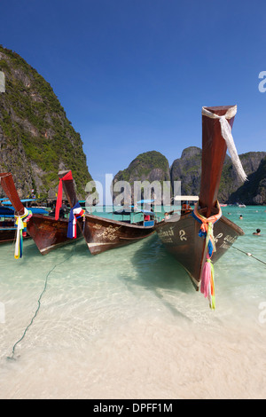 Maya Bay avec des bateaux à longue queue, Phi Phi Lay, province de Krabi, Thaïlande, Asie du Sud, Asie Banque D'Images