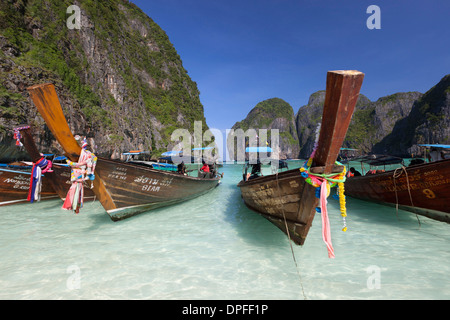 Maya Bay avec des bateaux à longue queue, Phi Phi Lay, province de Krabi, Thaïlande, Asie du Sud, Asie Banque D'Images