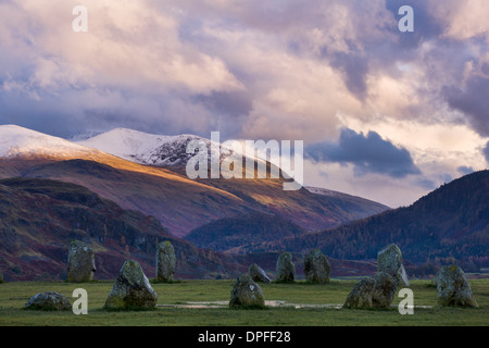 Cercle de pierres de Castlerigg en automne Helvellyn gamme de montagne dans la distance, Parc National de Lake District, Cumbria, England, UK Banque D'Images