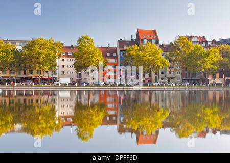 Maisons et boutiques se reflétant dans un étang, Cologne, Rhénanie du Nord-Westphalie, Allemagne, Europe Banque D'Images