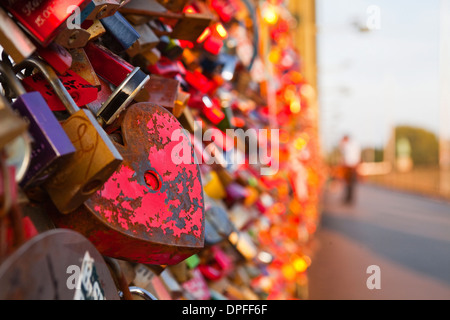 Serrures de l'amour sur le pont de chemin de fer liée à Cologne, Rhénanie du Nord-Westphalie, Allemagne, Europe Banque D'Images