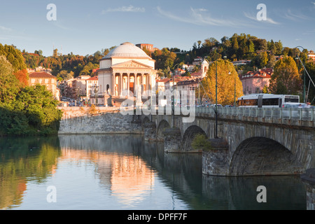 L'église Gran Madre di Dio, décoré dans le style d'un temple classique, vu de l'autre côté de la rivière Po, Turin, Piémont, Italie Banque D'Images