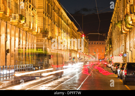 Via Po avenue éclairée la nuit par la circulation automobile, Turin, Piémont, Italie, Europe Banque D'Images