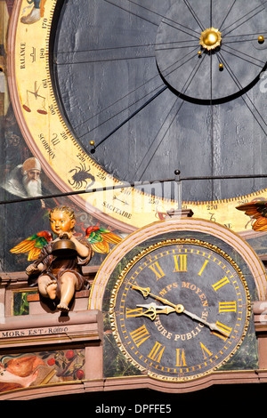 L'horloge astronomique à l'intérieur de la cathédrale de Strasbourg, Strasbourg, Bas-Rhin, Alsace, France, Europe Banque D'Images