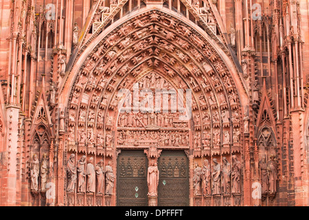 Détail du tympan sur Notre Dame de la cathédrale de Strasbourg, Strasbourg, Bas-Rhin, Alsace, France, Europe Banque D'Images