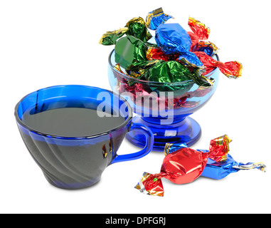 Des chocolats et une tasse de thé noir. Isolé sur fond blanc Banque D'Images