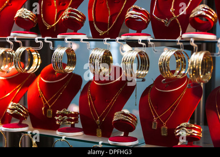 Bracelets en or et bijoux. Magasins de luxe, Souk Tunis Tunsia Banque D'Images