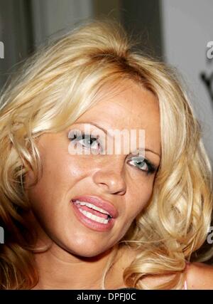 28 juillet 2006 - Hollywood, Californie, États-Unis - K49166EG.CÉLÉBRITÉ VIP PARTY AU BELLAGIO avec Doyle Brunson ET DOYLESROOM.COM TOUR AU Bellagio à Las Vegas, NV BAL 07-27-2006. - PAMELA ANDERSON(Image Crédit : © Ed Geller/Photos/ZUMAPRESS.com) Globe Banque D'Images