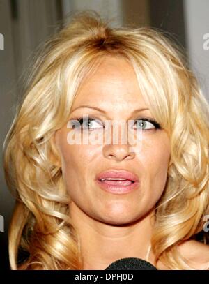 28 juillet 2006 - Hollywood, Californie, États-Unis - K49166EG.CÉLÉBRITÉ VIP PARTY AU BELLAGIO avec Doyle Brunson ET DOYLESROOM.COM TOUR AU Bellagio à Las Vegas, NV BAL 07-27-2006. - PAMELA ANDERSON(Image Crédit : © Ed Geller/Photos/ZUMAPRESS.com) Globe Banque D'Images