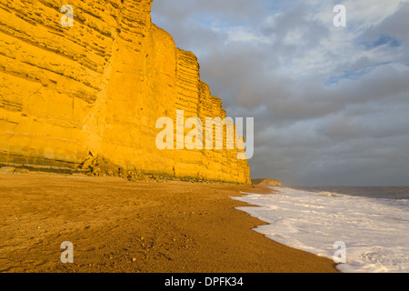 Fin d'après-midi, soleil d'hiver illumine la falaises de grès rouge à West Bay, Dorset, sur la côte jurassique. Novembre 2013. Banque D'Images