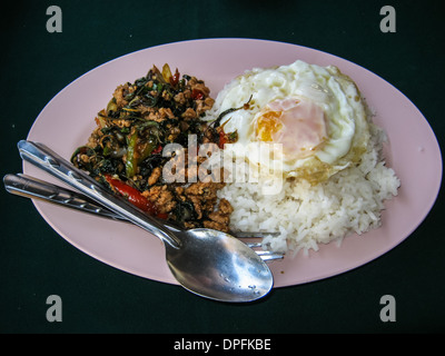 Sauté de porc épicé et chaud avec du basilic , Thai Food Banque D'Images