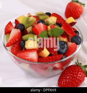 Salade faite à partir de fruits frais comme les fraises, les kiwis, les bleuets et les pêches Banque D'Images