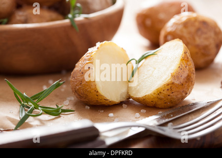 Pommes de terre au four au romarin Banque D'Images