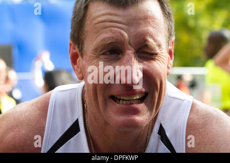 Ancien West Coast Eagles Australian Rules Football coach John Worsfold s'exécute dans le New York City Marathon Banque D'Images