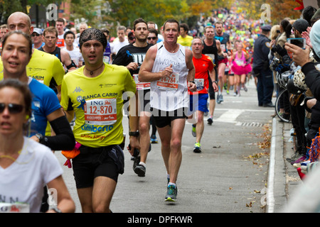 Ancien West Coast Eagles Australian Rules Football coach John Worsfold s'exécute dans le New York City Marathon Banque D'Images