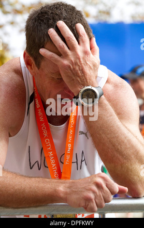 Ancien West Coast Eagles Australian Rules Football coach John Worsfold s'exécute dans le New York City Marathon Banque D'Images