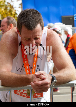 Ancien West Coast Eagles Australian Rules Football coach John Worsfold s'exécute dans le New York City Marathon Banque D'Images