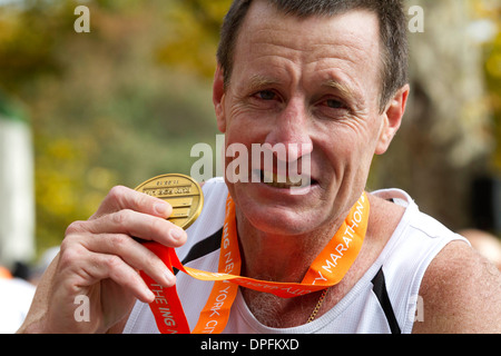 Ancien West Coast Eagles Australian Rules Football coach John Worsfold s'exécute dans le New York City Marathon Banque D'Images