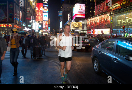 Ancien West Coast Eagles Australian Rules Football coach John Worsfold s'exécute dans le New York City Marathon Banque D'Images