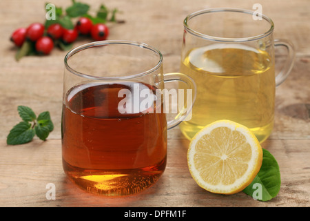 Thé de fines herbes fraîches, dans les verres sur une table en bois Banque D'Images