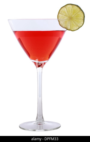 Cocktail Cosmopolitan rouge servi avec une tranche de citron vert, un isolé sur fond blanc Banque D'Images