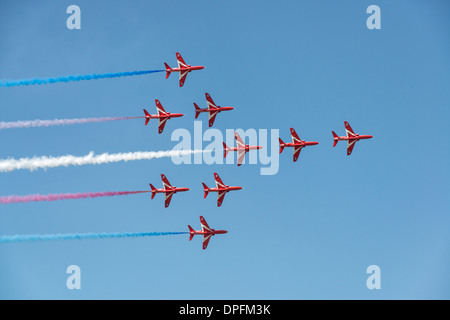 La Royal Air Force britannique, l'équipe de voltige aérienne militaire afficher les flèches rouges en formation Concord passer la foule à la 2013 RIAT Banque D'Images