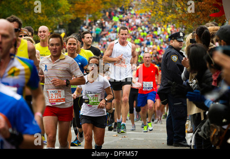 Ancien West Coast Eagles Australian Rules Football coach John Worsfold s'exécute dans le New York City Marathon Banque D'Images