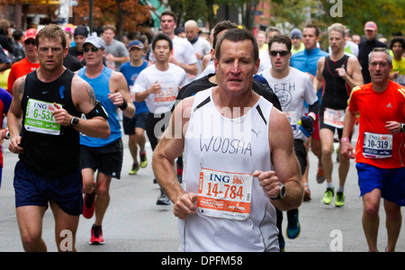 Ancien West Coast Eagles Australian Rules Football coach John Worsfold s'exécute dans le New York City Marathon Banque D'Images