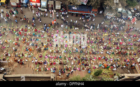 Mumbai, Inde. 14Th Jan, 2014. Les gens à prendre de la nourriture et faire d'autres rituels pour célébrer "Pongal", l'un des plus grand festival de Tamouls ou les gens de Tamilnadu à Dharavi à Mumbai, Inde, 14 janvier 2014. Credit : Stringer/Xinhua/Alamy Live News Banque D'Images