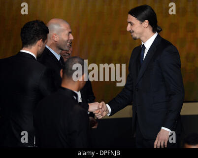 Zurich, Suisse. 13 Jan, 2014. Joueur de football suédois Zlatan Ibrahimovic (R) reçoit son FIFA/FIFPro World XI award des mains de l'ancien joueur français de football Zinedine Zidane pendant la FIFA Ballon d'Or 2013 Gala tenu au Kongresshaus de Zurich, Suisse, 13 janvier 2014. Photo : Patrick Seeger/dpa/Alamy Live News Banque D'Images