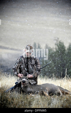 Deer Hunter holding up dead cerfs cervidés, John Day, Oregon, USA Banque D'Images